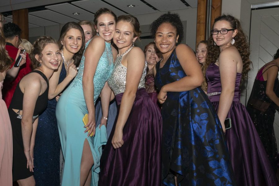 Sarah Estes, Bethany Murray, Hannah Hall-Salem, Megan Day, Chaeli Brooks, and Zoe Kovacs pose for a picture from the 2019 Prom.