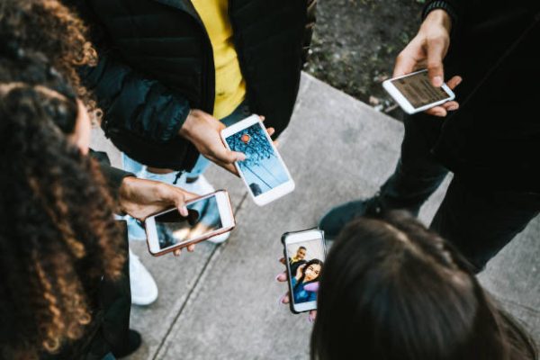 Pros and Cons of Social Media for Teenagers